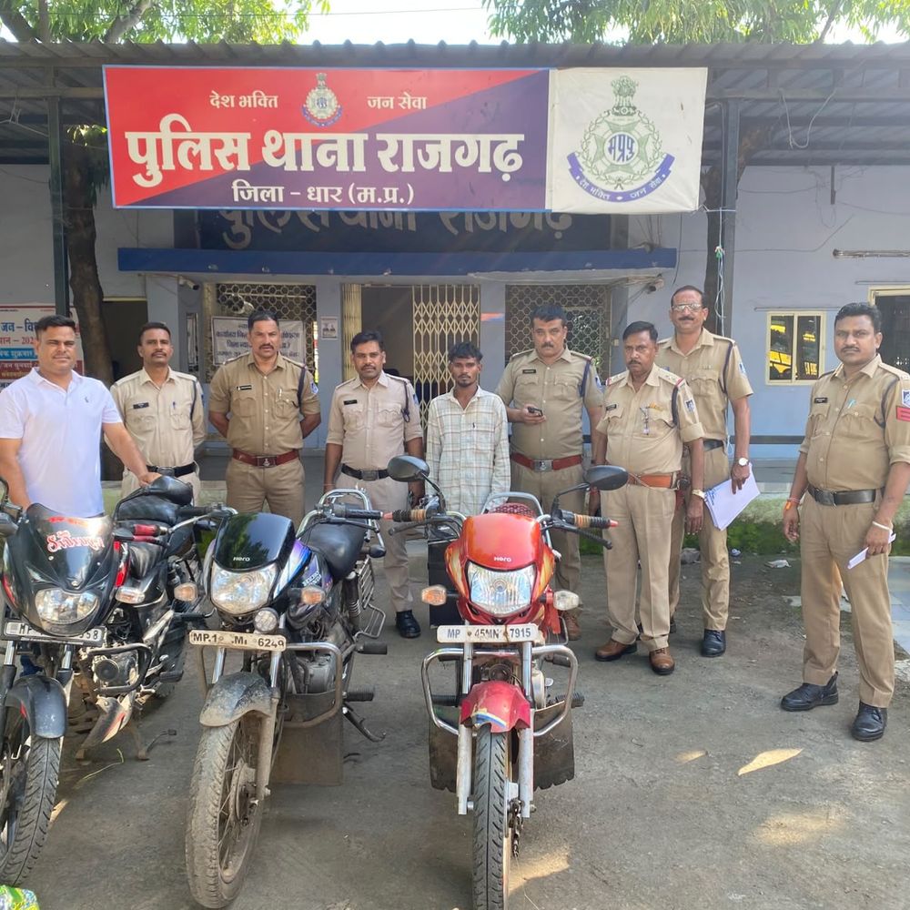 24 घंटे में चोरी गईं तीन बाइक ढूंढीं, दो गिरफ्तार:बस स्टैंड एरिया से चोरी हुईं; पुलिस ने 2 लाख 25 हजार के वाहन ढूंढे