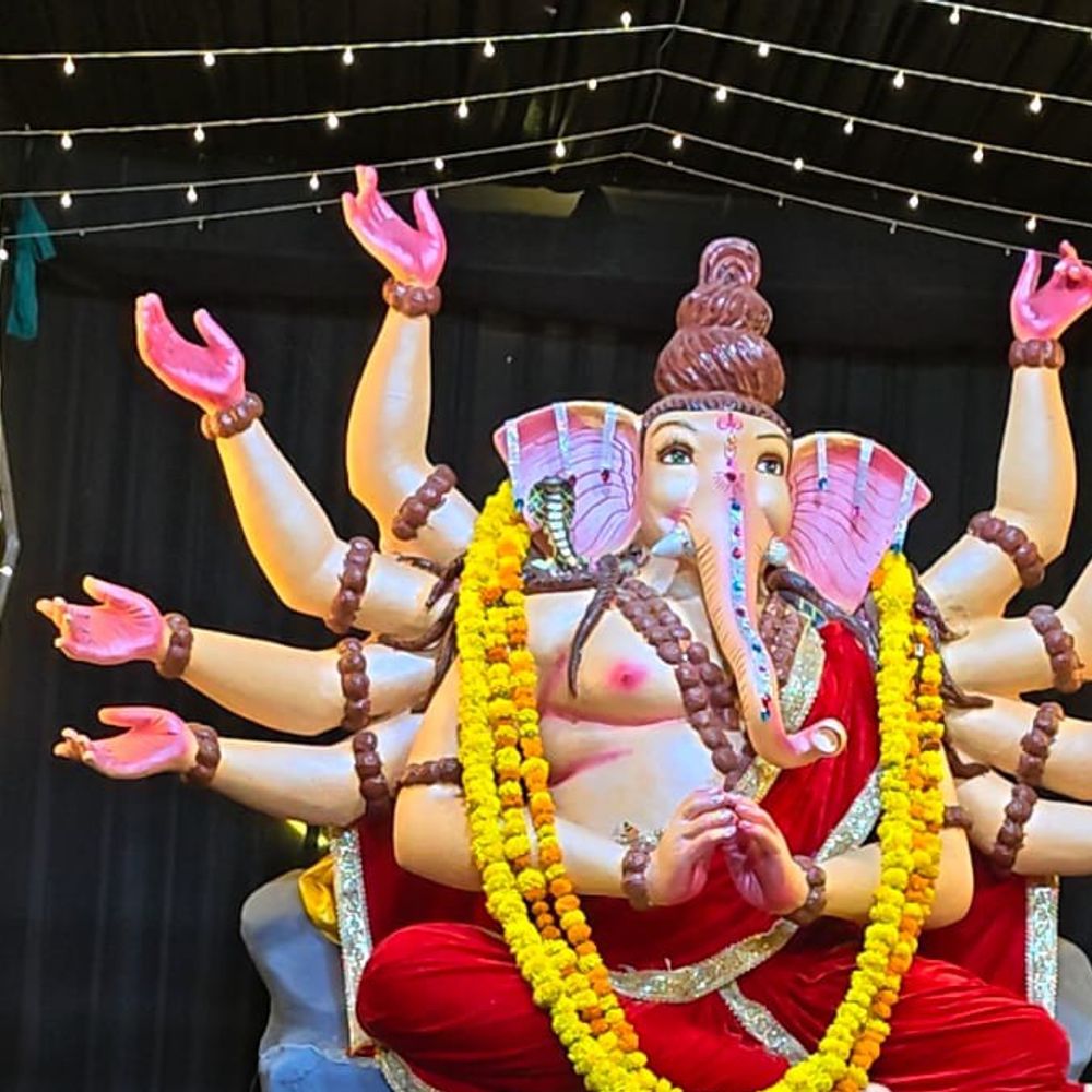 जौनपुर में गणेश पूजा शुरू, 'जौनपुर के राजा' पंडाल बना:जिले में 80 से ज्यादा जगहों पर प्रतिमाएं स्थापित, दर्शन के लिए उमड़ी भीड़
