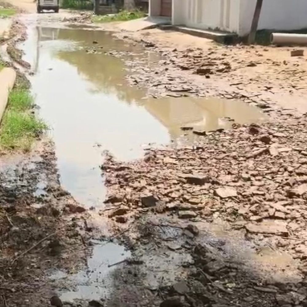 रायबरेली में जलभराव से राहगीर हो रहे परेशान:गड्ढों में गंदा पानी भरने से बढ़ी दिक्कत, बच्चों को स्कूल जाने में हो रही परेशानी