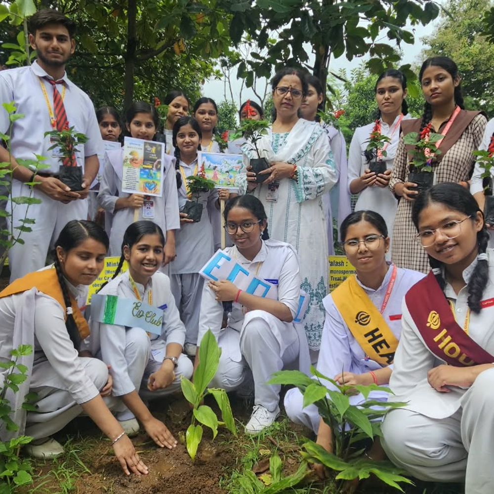 श्रीगुरुनानक स्कूल में पौधरोपण, बच्चों ने देखभाल करने का भी संकल्प लिया