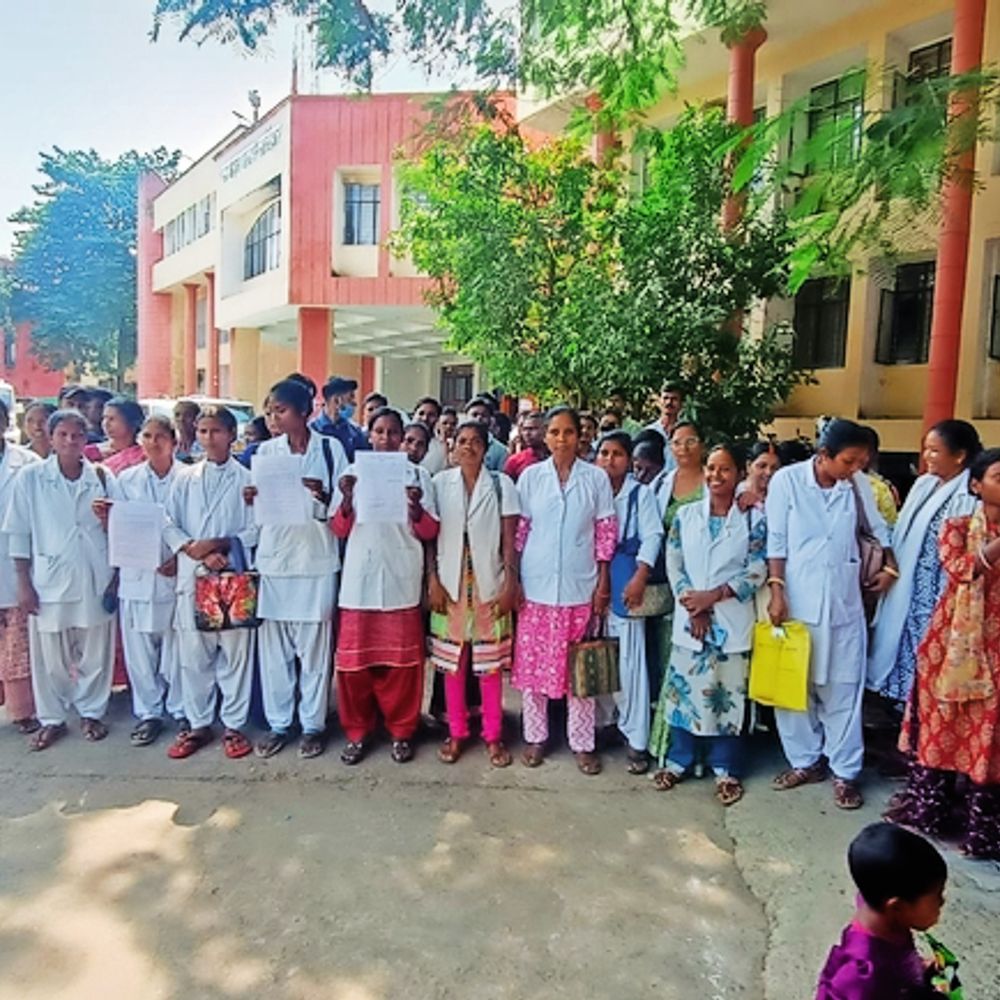 कर्मियों को 25 की जगह 12 हजार दिया जा रहा वेतन, उपायुक्त को सौंपा ज्ञापन