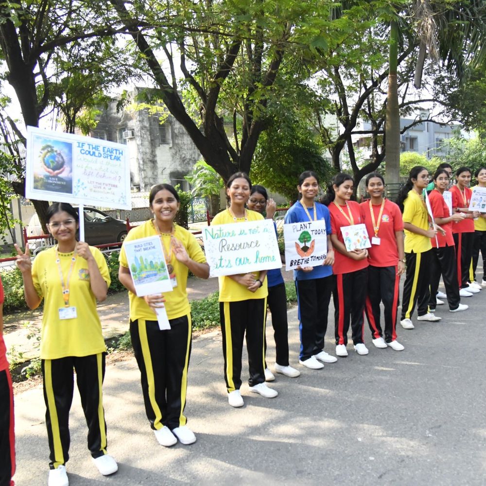 पर्यावरण संरक्षण के संदेश के साथ विद्यार्थियों ने बनाई मानव श्रृंखला