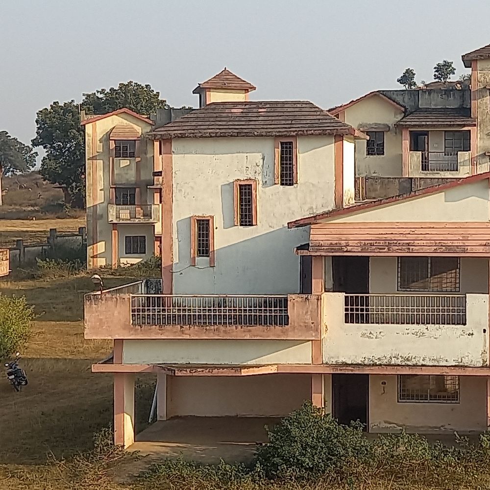अधिकारियों का आवासीय भवन बिना उपयोग हो गया जर्जर