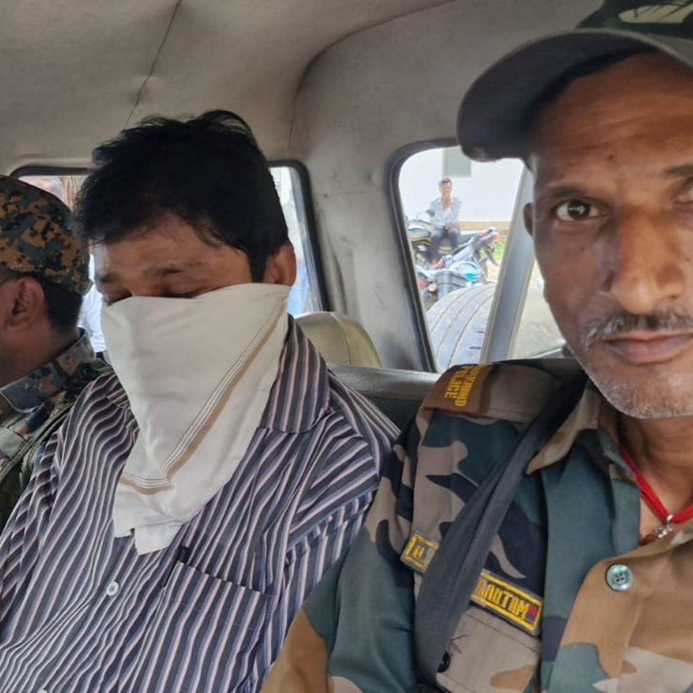 जमीन म्यूटेशन के एवज में 15 हजार घूस लेते राजस्व कर्मचारी को एसीबी की टीम ने दबोचा