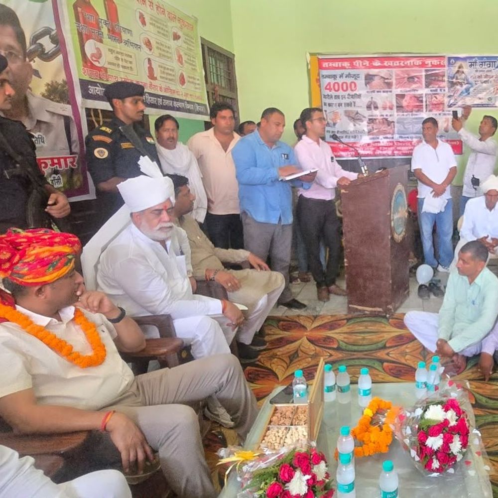 हांसी एसपी ने किया होनहार छात्रों को सम्मानित:बोले- नशे से दूर रहें युवा, ग्रामीणों से ठीकरी पहरा लगाने को कहा