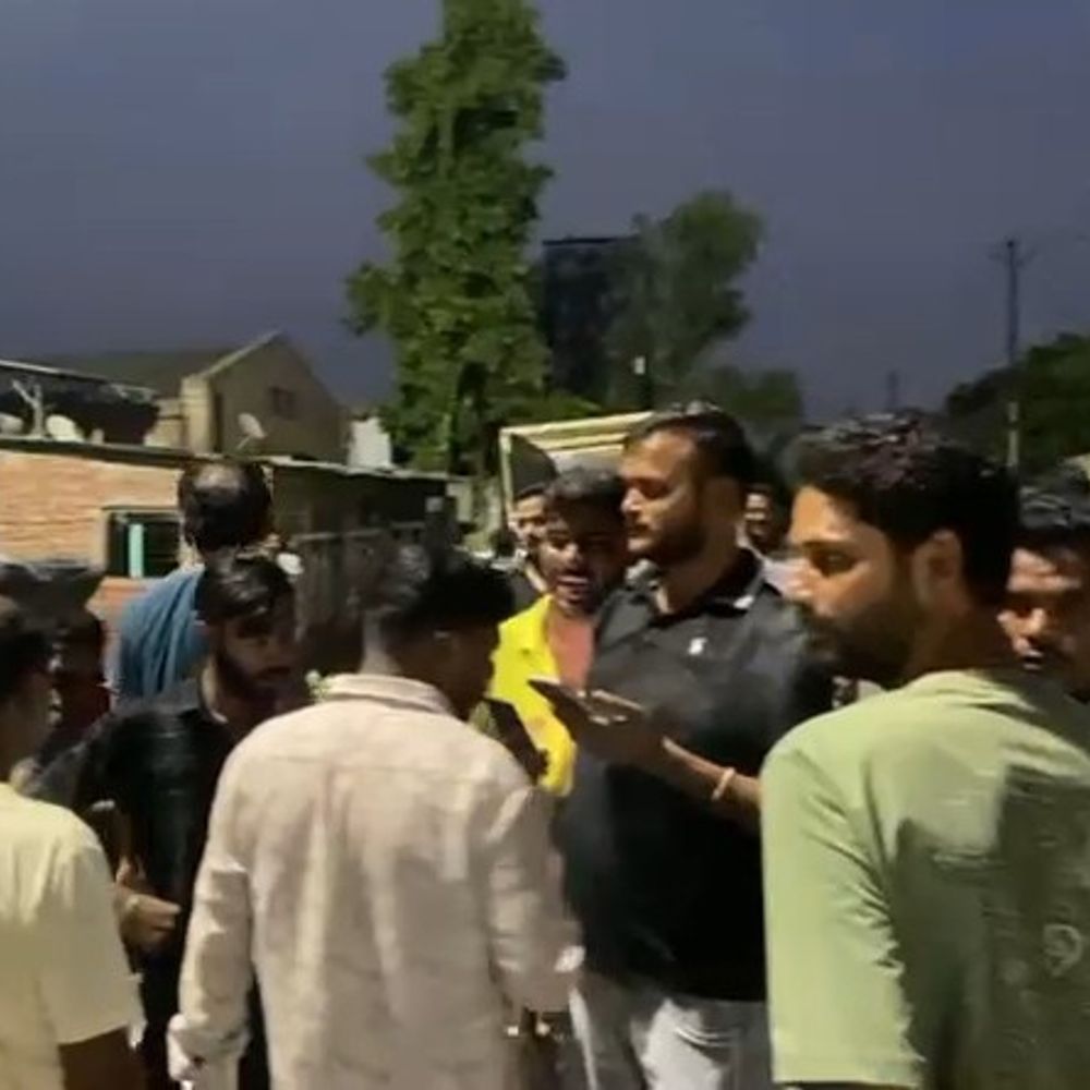 फैक्ट्री श्रमिक की मौत के बाद हंगामा:हादसे में घायल श्रमिक ने तोड़ा दम, मुआवजे की मांग को लेकर परिजन पहुंचे