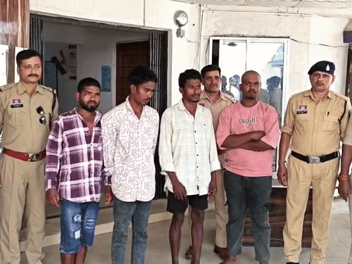 कांकेर में नाबालिग से दुष्कर्म, 4 आरोपी गिरफ्तार:पीड़िता को बहला-फुसलाकर जंगल ले गए थे आरोपी, रातभर तलाश के बाद मिली