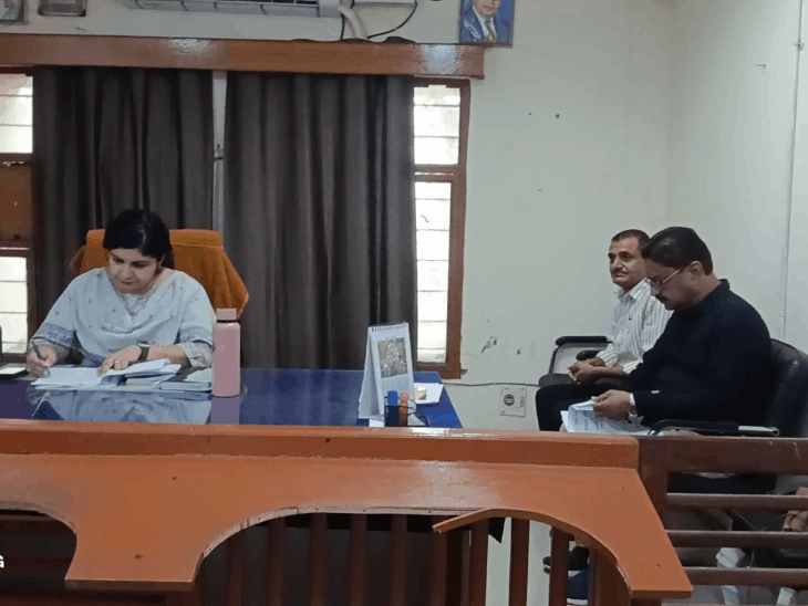 कलेक्टर ने धमोतर के कार्यालयों और थाने का जायजा लिया:कामकाज और कानून-व्यवस्था की जानकारी ली, कहा- काम समय पर अच्छी क्वालिटी के साथ पूरे करें