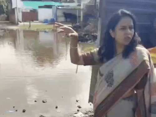 जनपद CEO से बोला ग्रामीण- नाला निकाला तो गोली चलेगी:नाला बनाने की बात पर बहस, VIDEO; CM के कार्यक्रम की तैयारियों के दौरान विवाद