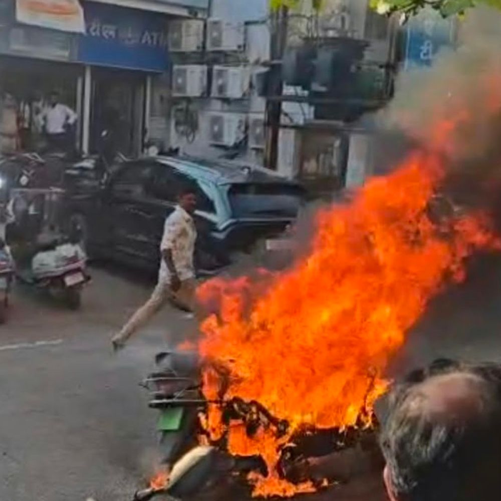 राजनांदगांव में खड़ी इलेक्ट्रिक स्कूटर में लगी आग:बैटरी वाले हिस्से से निकला धुआं, फिर उठने लगीं तेज लपटें; जलकर खाक