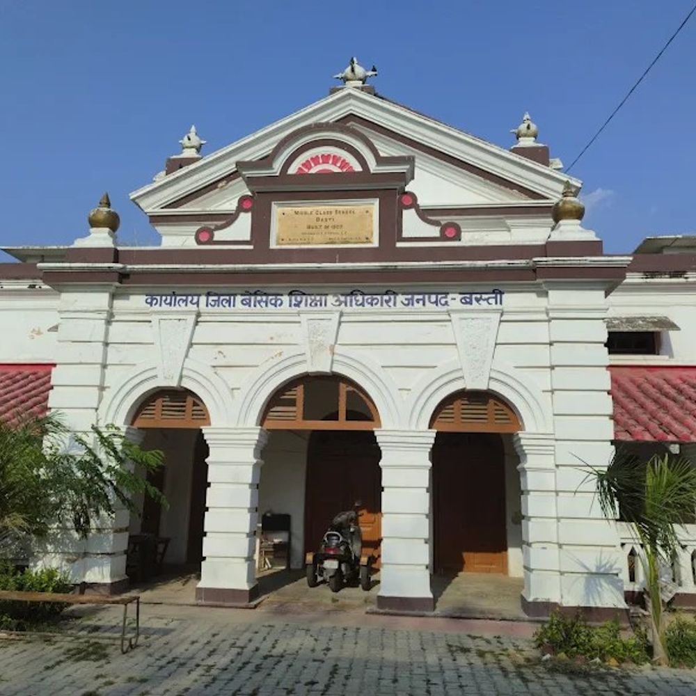 बस्ती में 119 साल पुराने BSA कार्यालय का जीर्णोद्धार शुरू:72 लाख रुपए से बदलेगी सूरत, जून से चल रहा काम