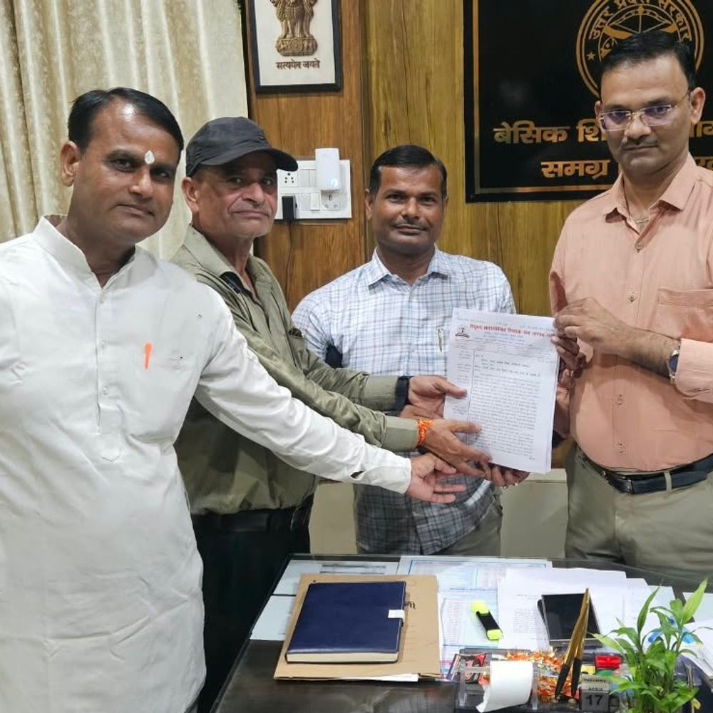 एटा में पुरानी पेंशन के लिए बैठक:बीएसए से मिले शिक्षक, विकल्प पत्र निर्गत करने का आश्वासन