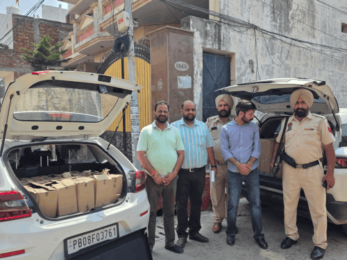 जालंधर में पुलिस और आबकारी विभाग की कार्रवाई:दो कारों से 83 पेटी अवैध शराब बरामद, तीन आरोपियों पर केस दर्ज किया गया
