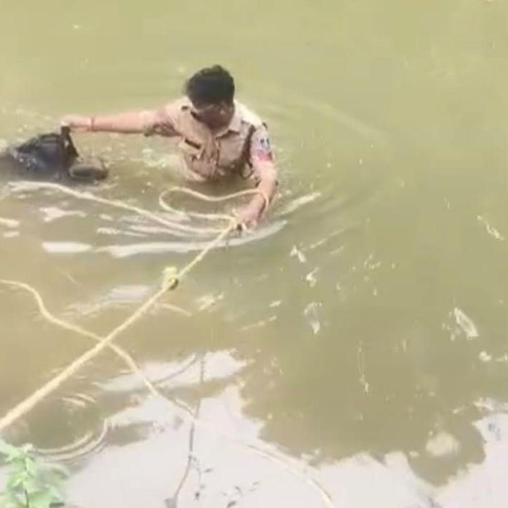 20 फीट पानी में उतरा प्रधान आरक्षक, शव बाहर निकाला:ग्रामीण और तैराक पीछे हटे, बसंत उइके ने कमर में रस्सी बांधकर शव निकाला
