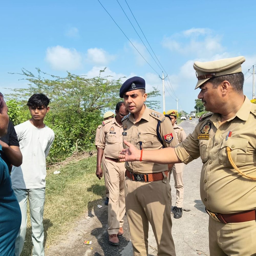 ब्रेक फेल होने से स्कूली बस पलटी:आधा दर्जन बच्चे घायल, 30 सवार थे; ग्रामीणों ने निकाला, पुलिस ने संभाली स्थिति