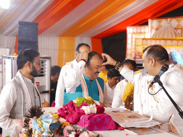 एलजी मनोज सिन्हा और दोनों डिप्टी-सीएम शिव महापुराण-कथा में पहुंचे:रायबरेली में व्यासपीठ का आशीर्वाद लिया, केशव मौर्य बोले- अयोध्या हमारी, अब काशी-मथुरा की बारी