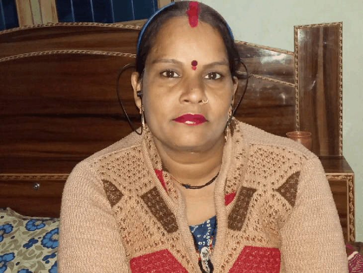 झांसी में एक्सीडेंट में महिला की मौत, टीचर पति घायल:मायके में तेरहवीं में शामिल होकर घर लौट रही थी, हाइवे पर गड्‌ढ़े से गिरी बाइक
