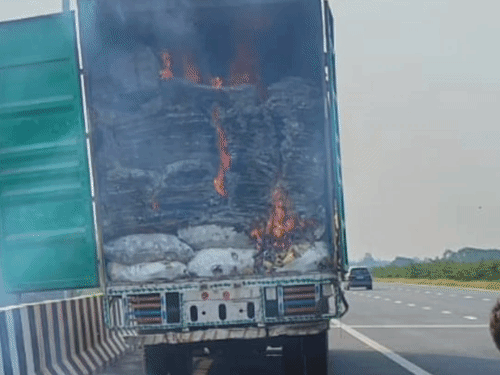 हापुड़ में गंगा एक्सप्रेस-वे पर खड़े ट्रक में लगी आग:गत्ता जलकर राख, अमेठी से मेरठ जा रहा था ट्रक; दमकल कर्मियों ने पाया काबू