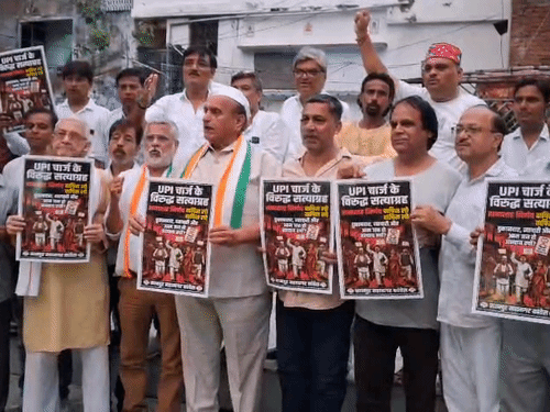 UPI चार्ज के विरोध में कांग्रेस का प्रदर्शन:BJP सरकार से फैसला वापस लेने की उठाई मांग, बोले- दुकानदारों पर बढ़ेगा आर्थिक बोझ
