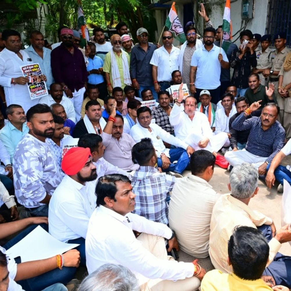 रायपुर के गुढ़ियारी थाने में कांग्रेस का प्रदर्शन:भाजयुमो नेताओं की गिरफ्तारी की मांग, टीआई के चेंबर में तोड़फोड़ का आरोप