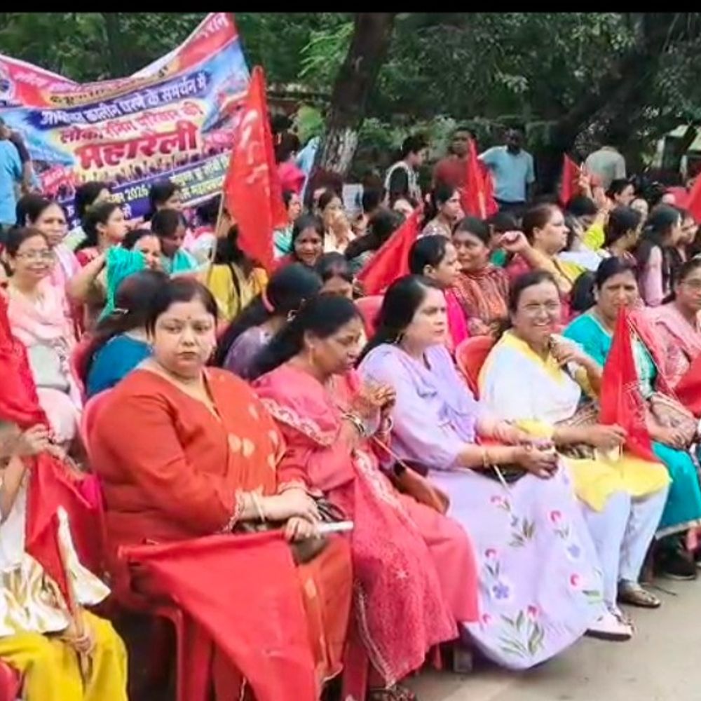 बिलासपुर में परिवार समेत सड़क पर उतरे लोको पायलट:रैली निकालकर पहुंचे धरनास्थल, सीनियर डी को हटाने की मांग, भ्रष्टाचार-प्रताड़ना के लगाए आरोप