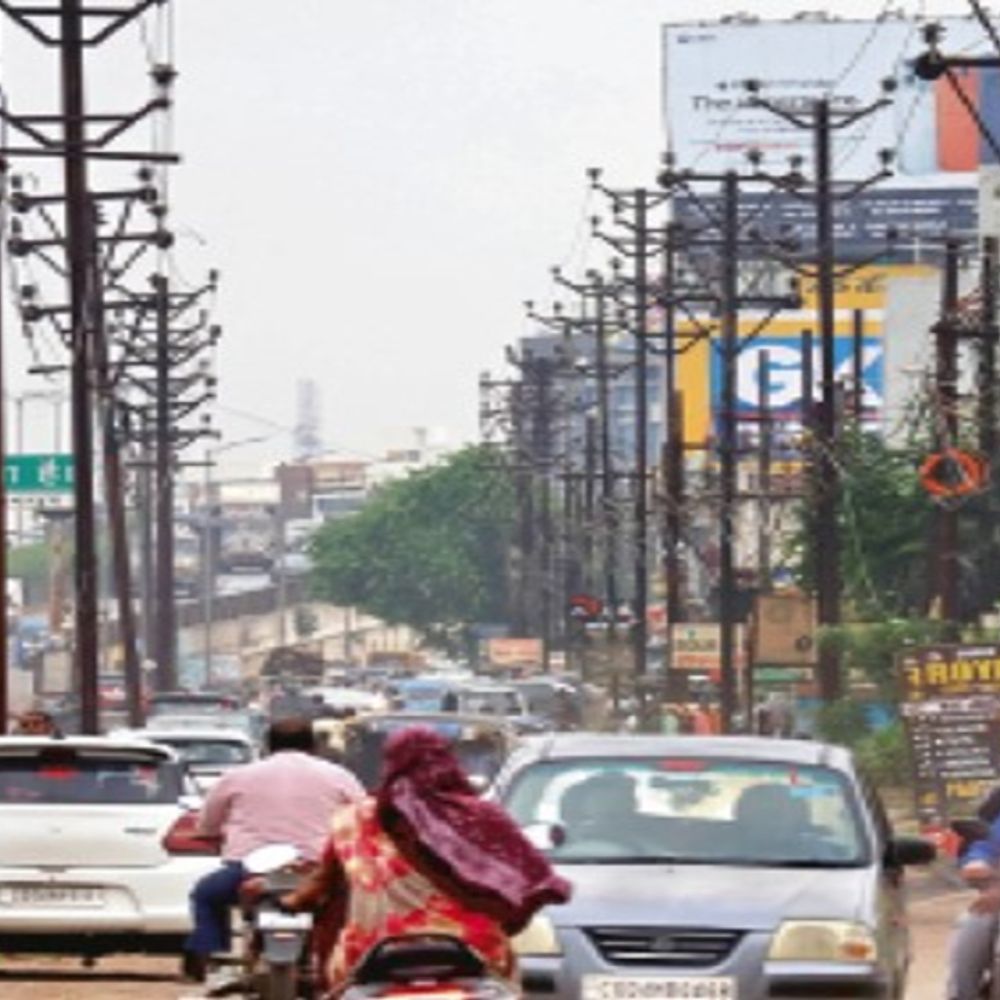 7 साल से फाइलों में खंभे:हटाने पर हर बार सहमति, कार्रवाई नहीं; सड़कें संकरी, रोज जाम