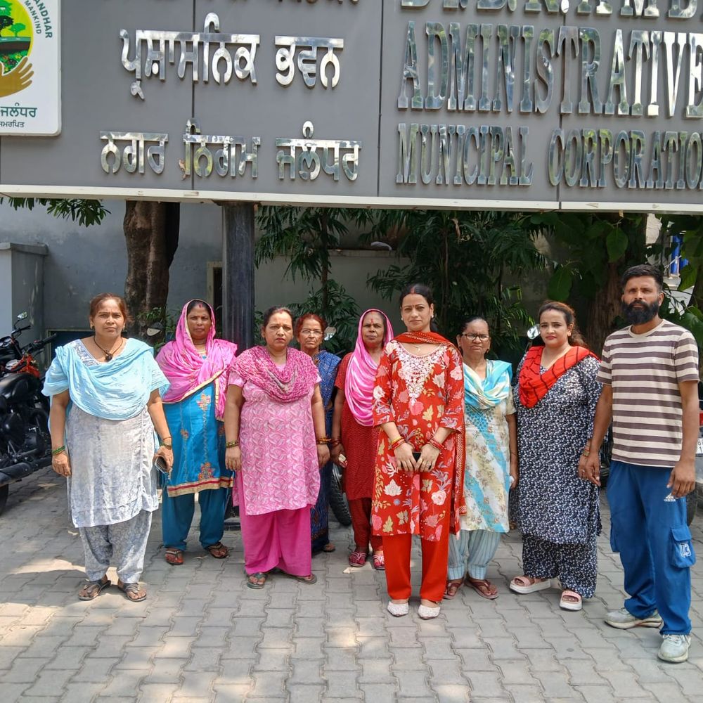 न्यू रतन नगर में 15 दिन से गली में सीवरेज का पानी, वार्ड 61 के लोग नगर निगम दफ्तर पहुंचे