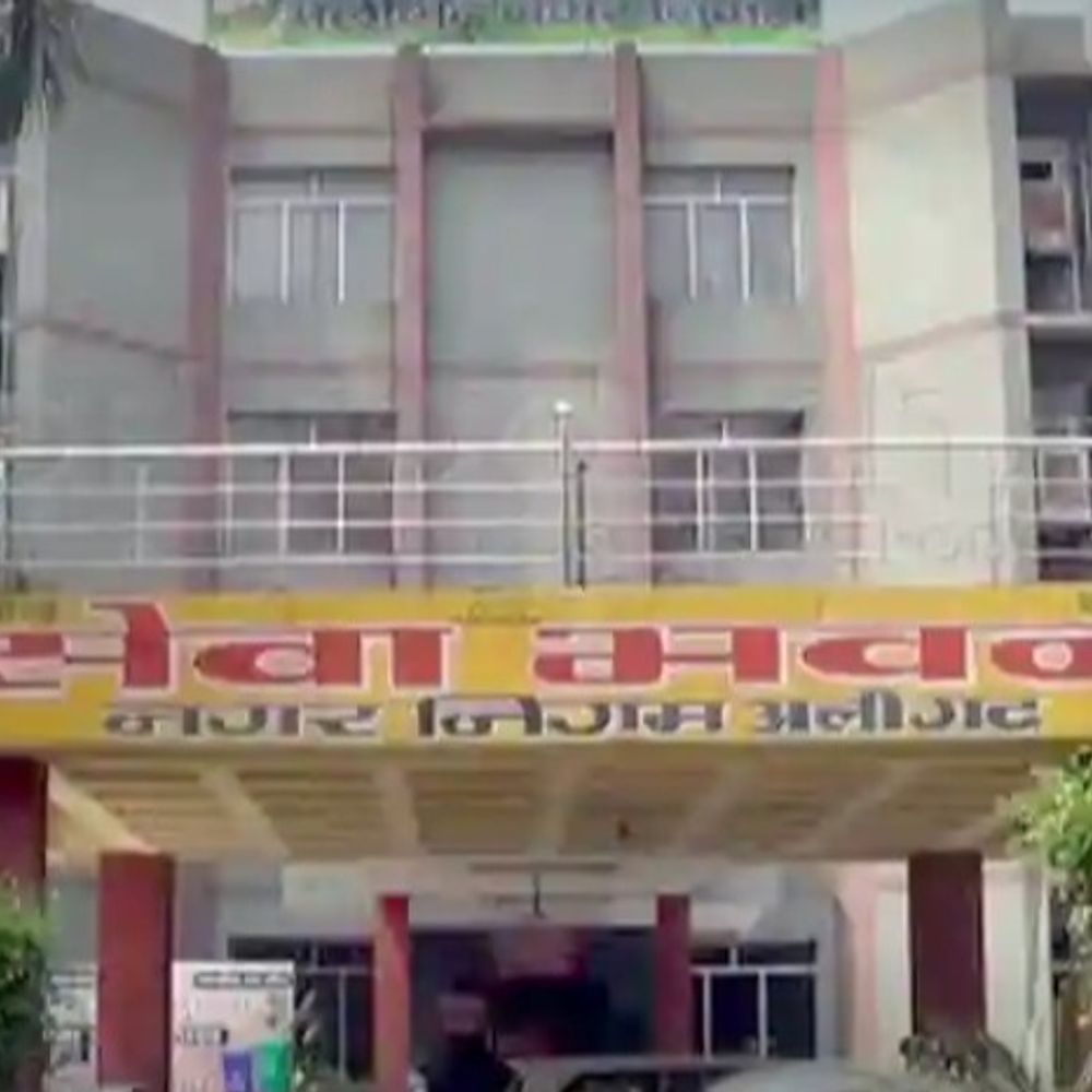 ईदगाह रोड पर 11 दर्जन अतिक्रमण चिन्हित:अलीगढ़ में नगर निगम की संपत्ति टीम ने की कार्रवाई, 11 पर लगाए लाल निशान