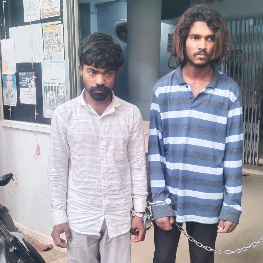 रायपुर में सूने मकान का शटर काटकर लाखों की चोरी:निगरानी बदमाश समेत 2 गिरफ्तार, सोने-चांदी के जेवर समेत 3.50 लाख का माल बरामद