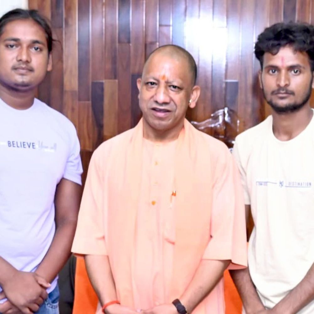 8 दिन में चमका दिया तरकुलहा मंदिर का पोखरा:सीएम योगी ने युवाओं की सराहना की, पोखरे के सुंदरीकरण का दिया भरोसा