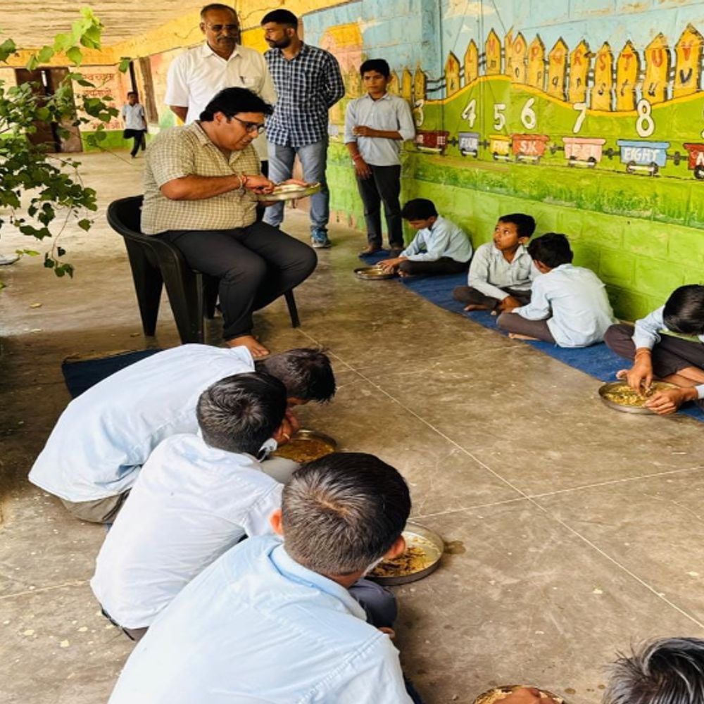 जैसलमेर में जज ने बच्चों संग खाया पोषाहार:मिड-डे मील की गुणवत्ता परखी, अजनबी से सावधान रहने की दी सीख