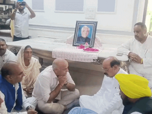 पंजाब AAP प्रभारी ने UPI नियमों पर केंद्र को घेरा:सिसोदिया बोले- परेशान करने वाला फैसला, कैबिनेट मंत्री के पिता के निधन पर जताया शोक