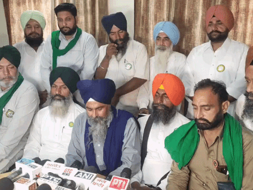 पंजाब में किसानों का रेल रोकने का ऐलान:सरकार को कल 12 बजे तक का अल्टीमेटम, मांगें नहीं मानीं तो पटरियों पर बैठेंगे
