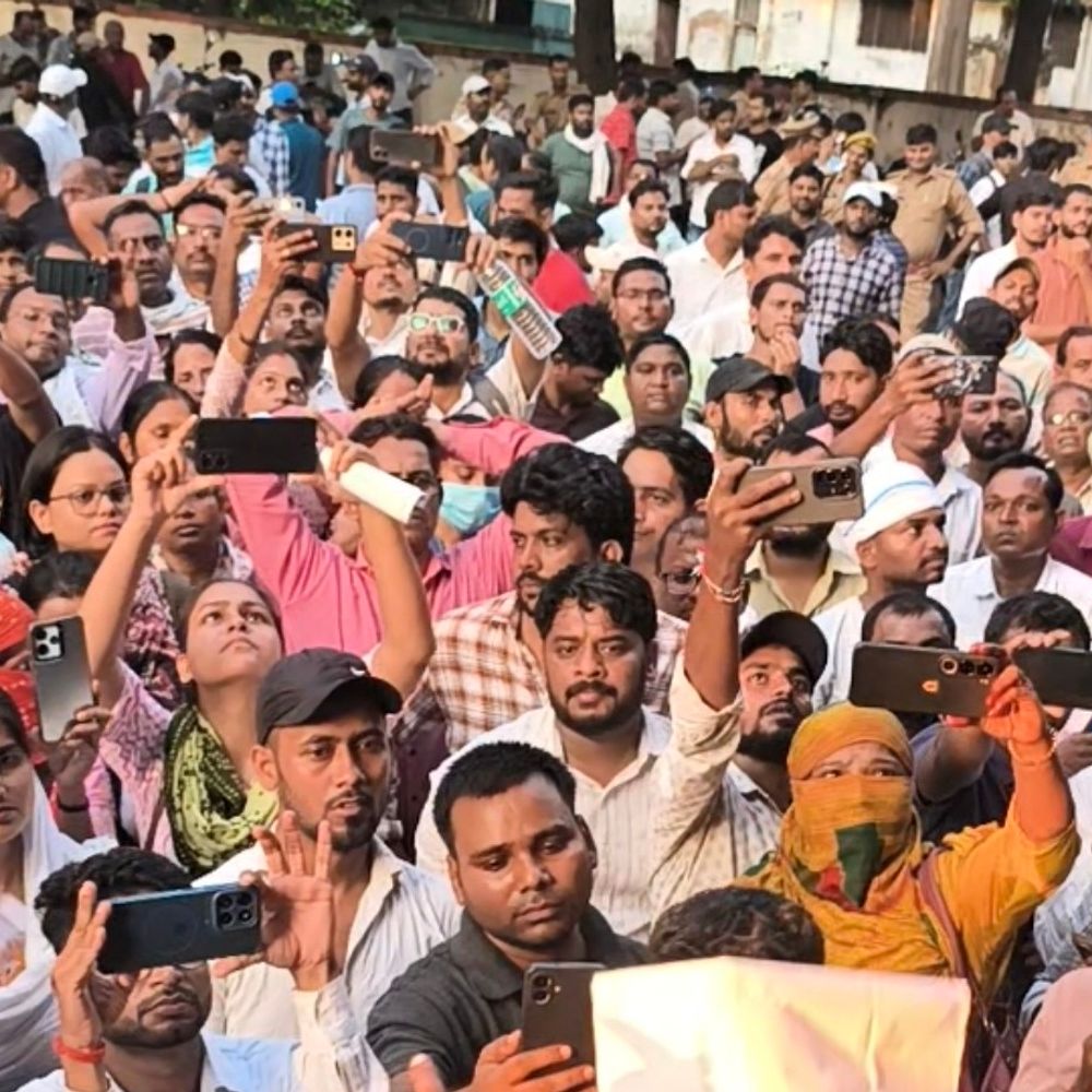 प्रयागराज में पीजीटी भर्ती को लेकर अपर निदेशक का घेराव:पुरानी नियमावली से भर्ती कराने की मांग, आमरण अनशन पर बैठे अभ्यर्थी