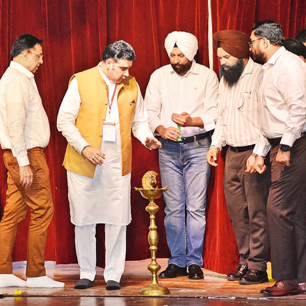 जूते पहनकर ज्योति प्रज्जवलित करने पहुंचे, गलती का अहसास हुआ तो उतारे