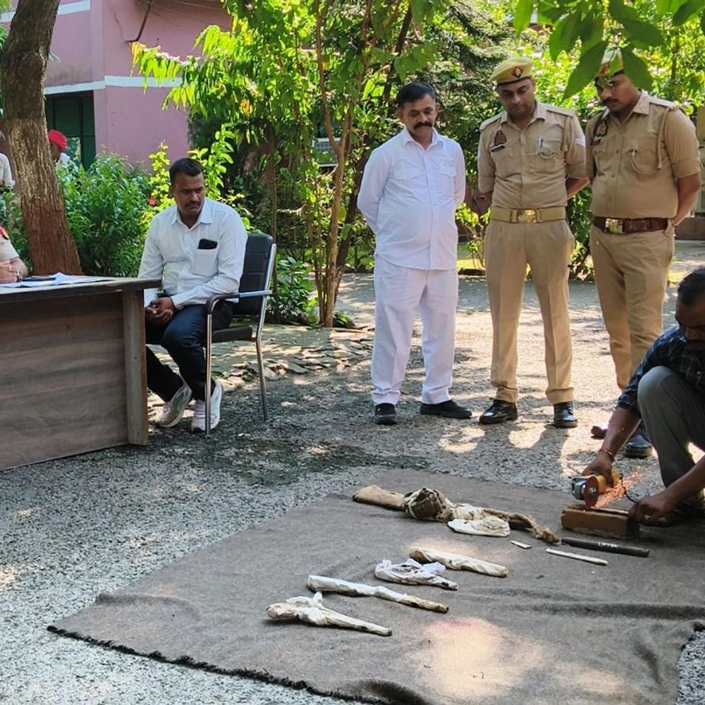 बांदा पुलिस ने जब्त अवैध शस्त्रों को नष्ट किया:अधिकारियों की मौजूदगी में हुई कार्रवाई, आपराधिक काम में इस्तेमाल