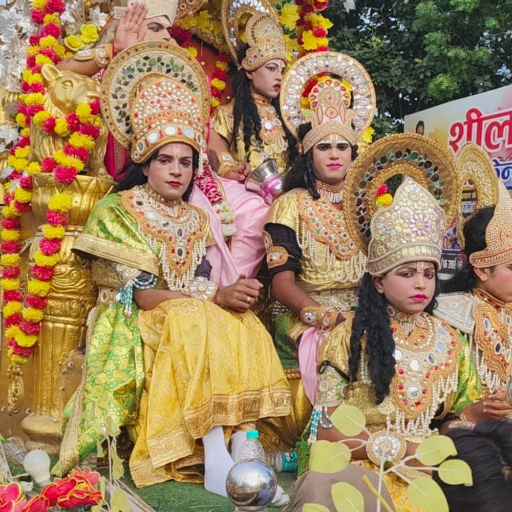 भगवान विश्वकर्मा की यज्ञ-पूजा के बाद निकली भव्य शोभायात्रा:विश्वकर्मा चौक से निकली शोभायात्रा शहर के प्रमुख मार्गों से गुजरी