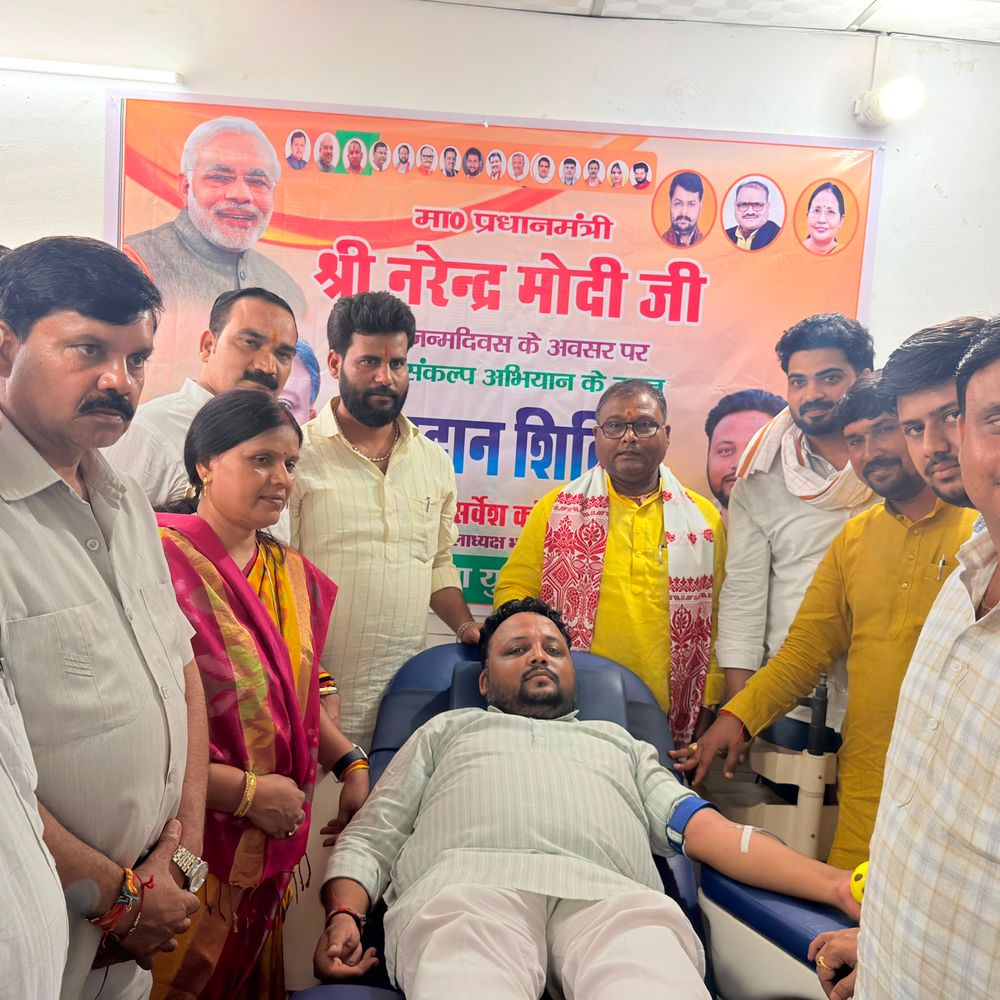 भाजपाइयों ने रक्तदान और हवन कर मनाया मोदी का जन्मदिन:औरैया में कार्यकर्ताओं ने दीर्घायु के लिए पूजन और आशीर्वाद के दीये जलाए