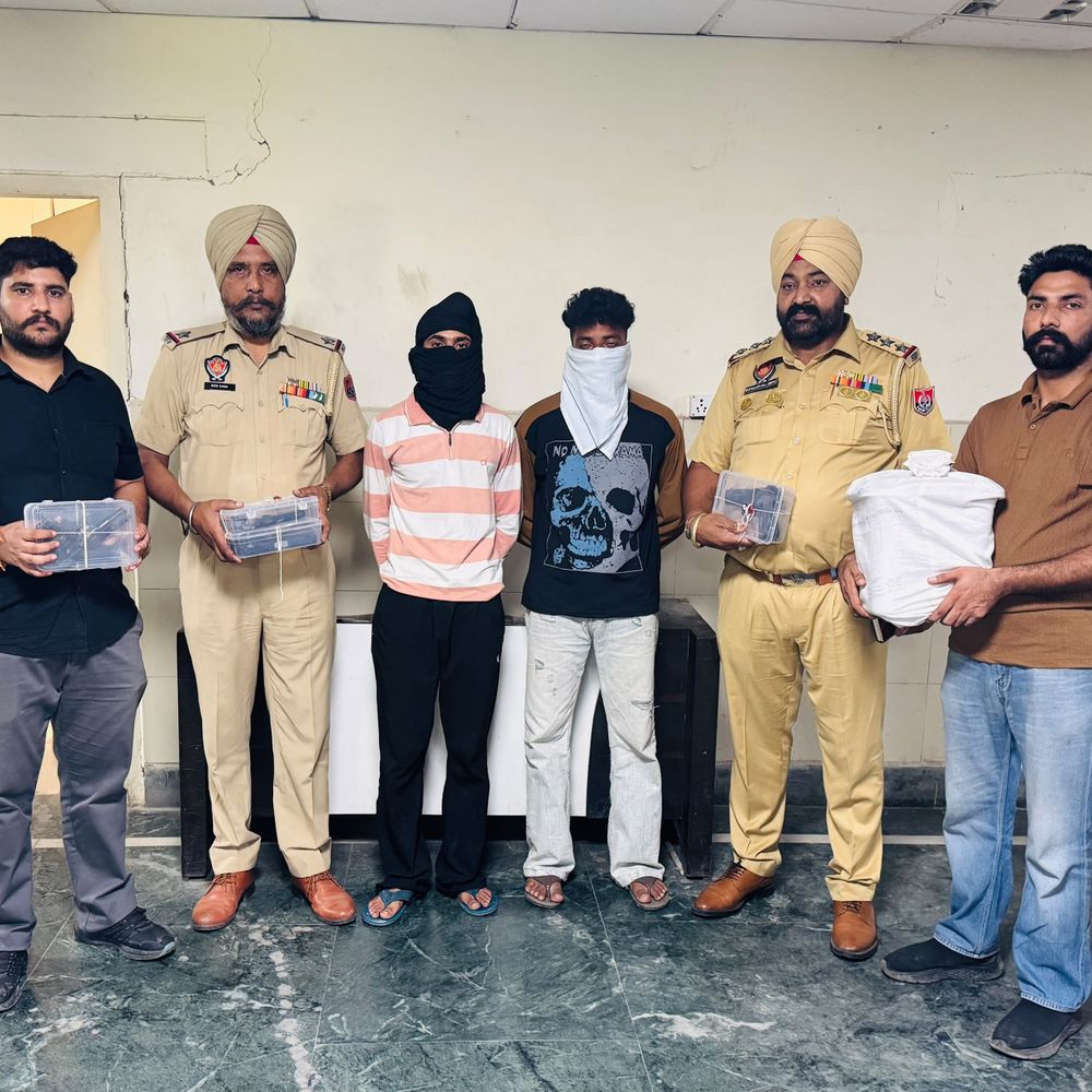 तरनतारन सीमा पार से आई 40 करोड़ की हेरोइन बरामद:पाकिस्तान से तस्करी गैंग का पर्दाफाशः दो तस्करों से चार पिस्तौल भी बरामद