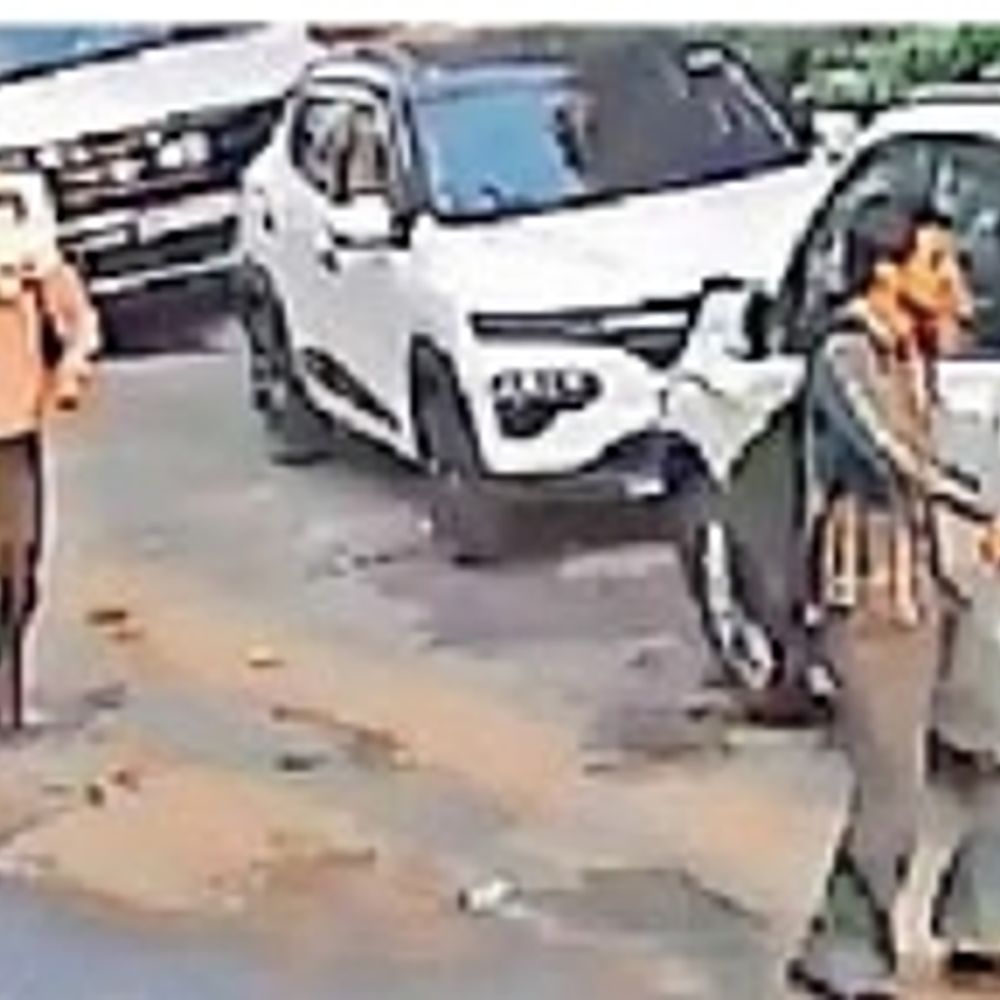 पिस्तौल दिखा 10 मिनट में 2 कार लूटने की कोशिश, स्टार्ट न होने से भागे
