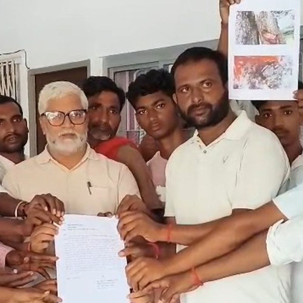 कन्नौज में धार्मिक स्थल की मूर्तियां क्षतिग्रस्त करने का आरोप:ग्रामीणों ने कलक्ट्रेट पहुंचकर किया प्रदर्शन, कार्रवाई की मांग