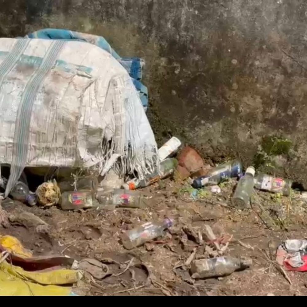 कांजी हाउस में मवेशियों की जगह पाली जा रहीं बकरियां:चारामा नगर पंचायत ने नहीं की कार्रवाई,बना शराबियों का अड्डा, बोरों में भरकर रखी गईं