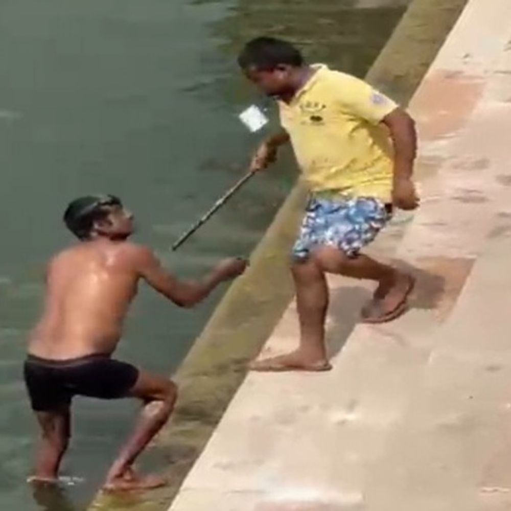 मथुरा में श्रद्धालुओं पर बरसी लाठी:मानसी गंगा में स्नान करने से रोकने के लिए मारी लाठी,वीडियो हुआ वायरल