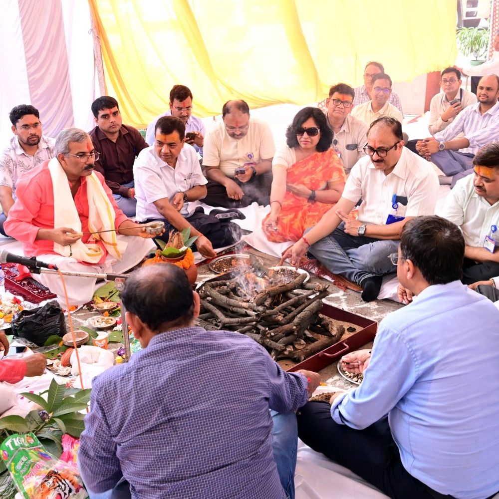 अंबेडकरनगर में धूमधाम से मनी विश्वकर्मा जयंती:सरकारी विभागों, फैक्ट्रियों में मशीनों की पूजा; कर्मचारियों ने मांगी सुख-समृद्धि और सुरक्षा