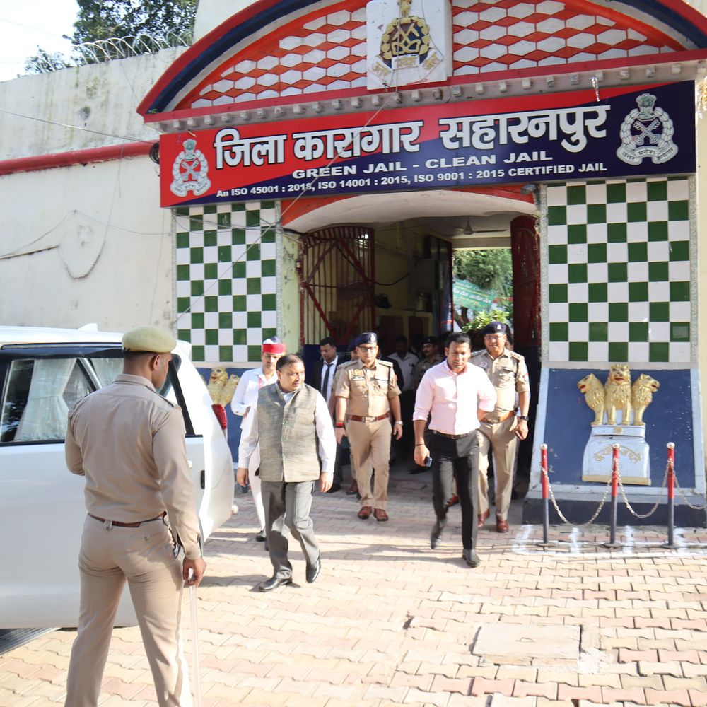 सहारनपुर जेल का जिला जज, DM-SSP ने किया निरीक्षण:बंदियों से बात कर हाल जाना, बोले- मुफ्त कानूनी मदद मिलेगी