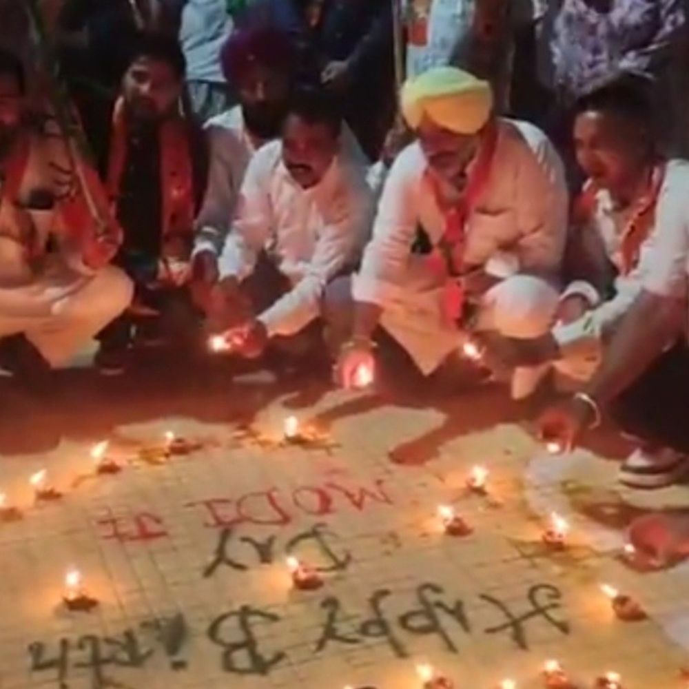 फरीदकोट में PM के जन्मदिन पर दीपमाला:स्टेशन पर भाजपाइयों ने जलाया ‘आस का दीया’; लंबी आयु के लिए की प्रार्थना