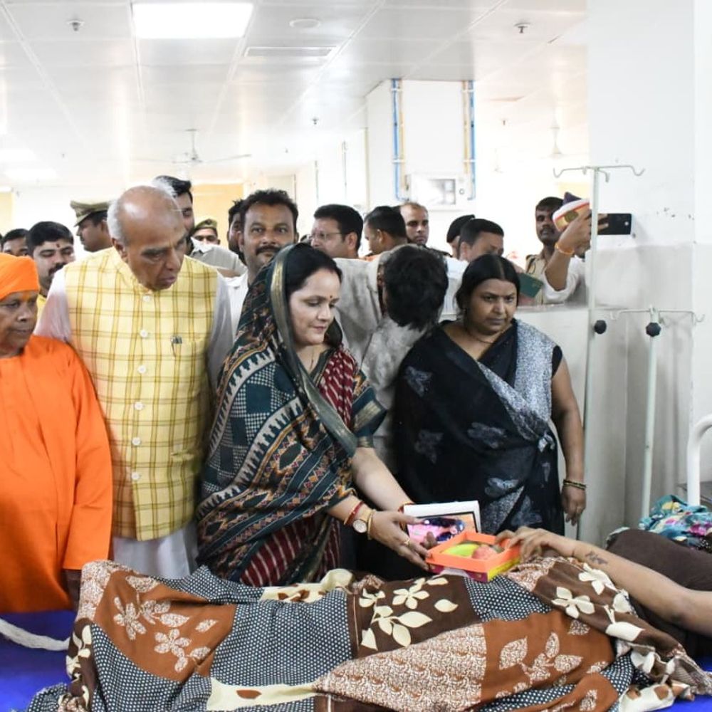 सांसद जगदंबिका पाल ने मरीजों को बांटी मिठाई:पीएम को जन्मदिन की बधाई दी, लोगों से दीये जलाने की अपील
