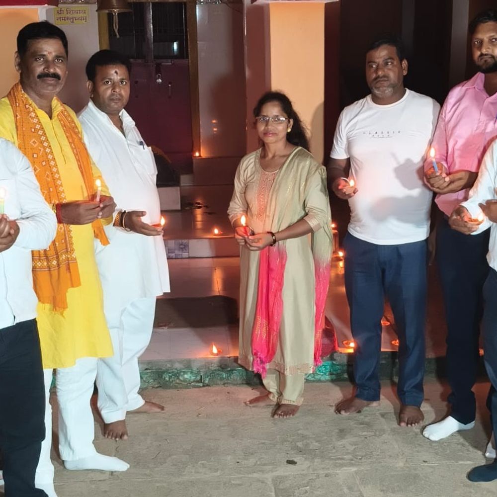 मिर्जापुर में शिव मंदिर पर जले सैकड़ों दीप:ग्रामीणों और स्थानीय जनप्रतिनिधियों ने उत्साहपूर्वक सहभागिता की