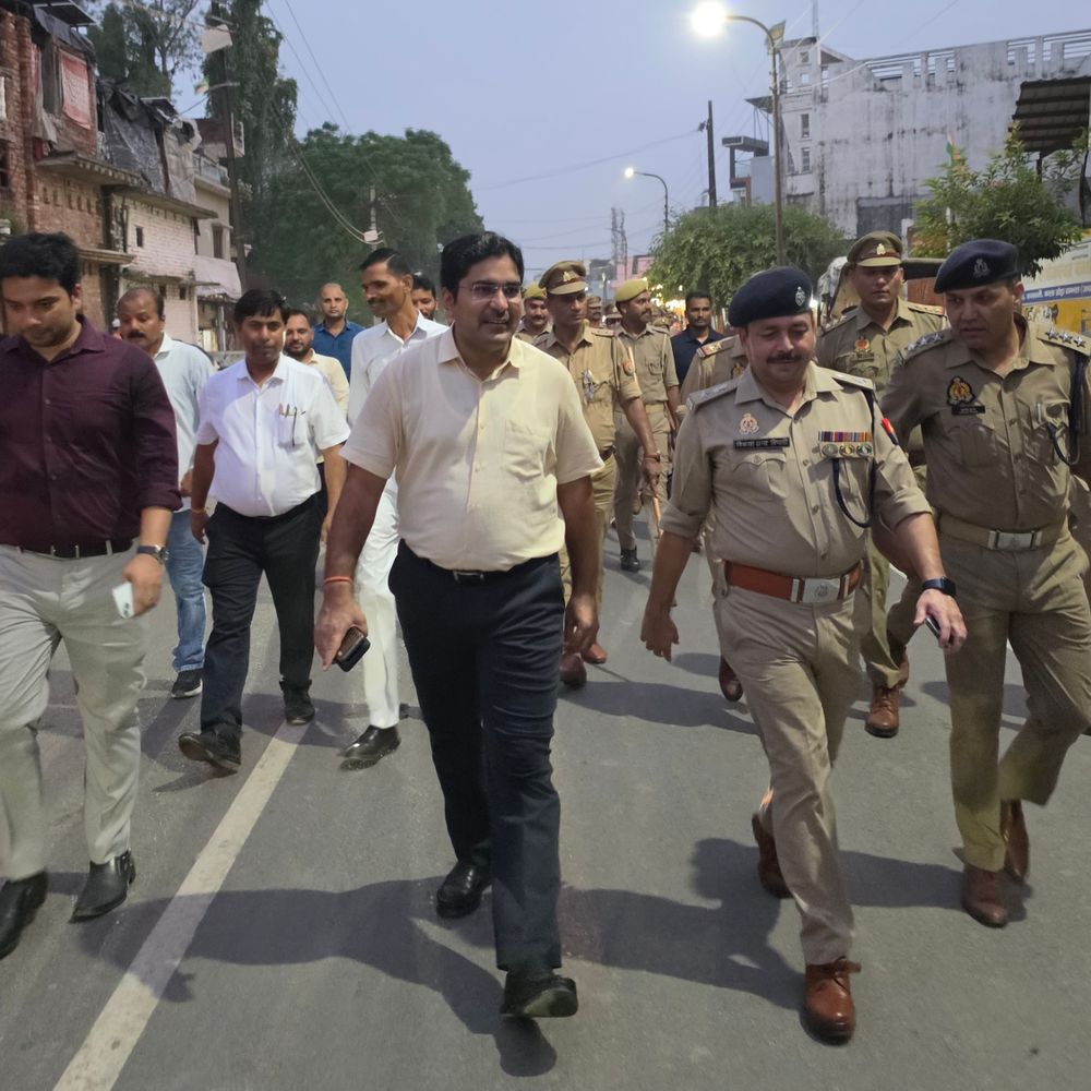 त्योहारों को लेकर 8 किमी फ्लैग मार्च:डीएम बोले- EVM FLC शुरू, 1762 बूथों के लिए वेयरहाउस का निरीक्षण