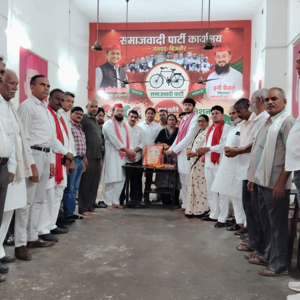 बिजनौर में सपा ने मनाई विश्वकर्मा जयंती:जिलाध्यक्ष बोले- भगवान विश्वकर्मा सृजन, हुनर और मेहनत के प्रतीक